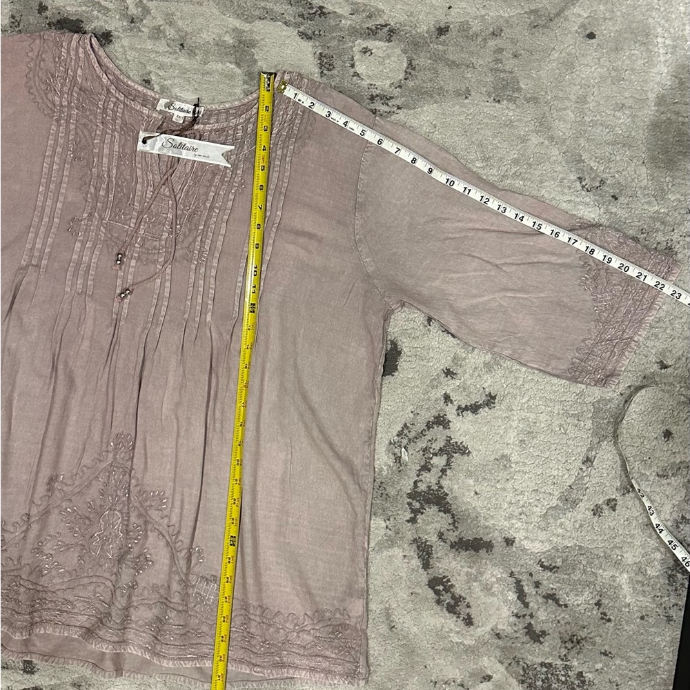 Gorgeous tunic! Color is a Dusty Lilac. 3XL
Brand: Solitaire